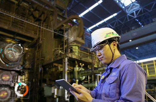 스마트팩토리가 적용된 제철소에서 포스코ICT 직원이 모니터링 업무를 하고 있다. 포스코ICT 제공